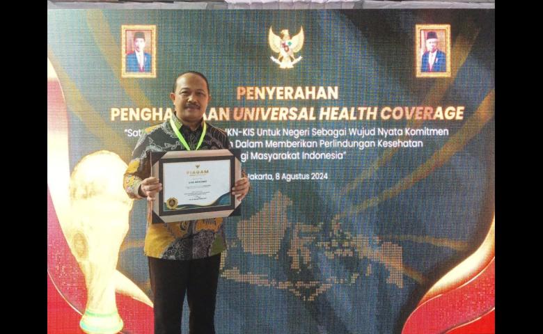 Pj. Bupati Boalemo Sherman Moridu Terima Penghargaan UHC